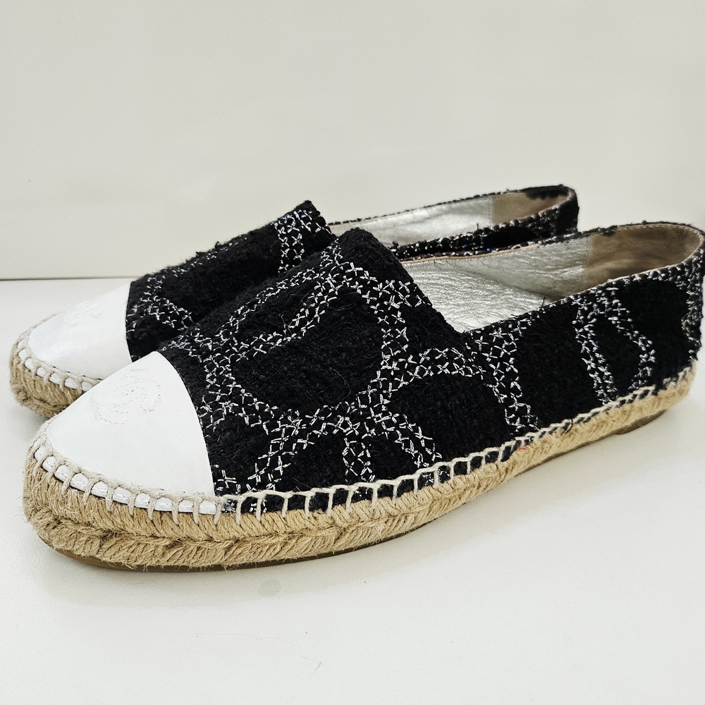 CHANEL ESPADRILLES Black & White Tweed & Leather 39 Authentic Rare CC Logo Flats